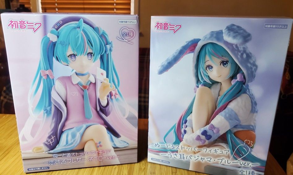 Hatsune Miku Blazer Outfit And Bunny Ear Pajamas Figure Set New