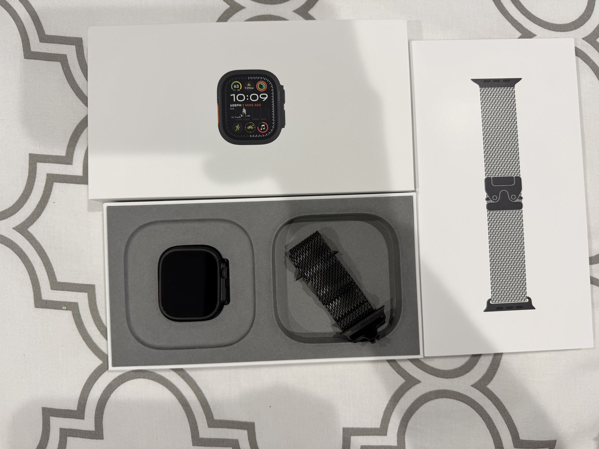 Apple Watch Ultra 2 49mm Black Titanium With titanium Milanese Loop