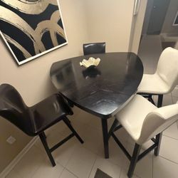 Rooms To Go High Triangle Table With Four Stoolchairs