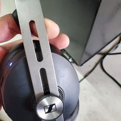 Sennheiser MOMENTUM 3 Wireless Noise-Canceling Over-the-Ear Headphones - Black.Charging Cable.