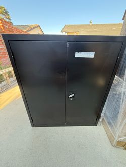 Cabinet with 2 shelf and key