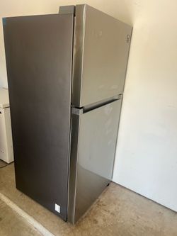Samsung 18 cu. ft. stainless steel top-freezer refrigerator in excellent working condition.