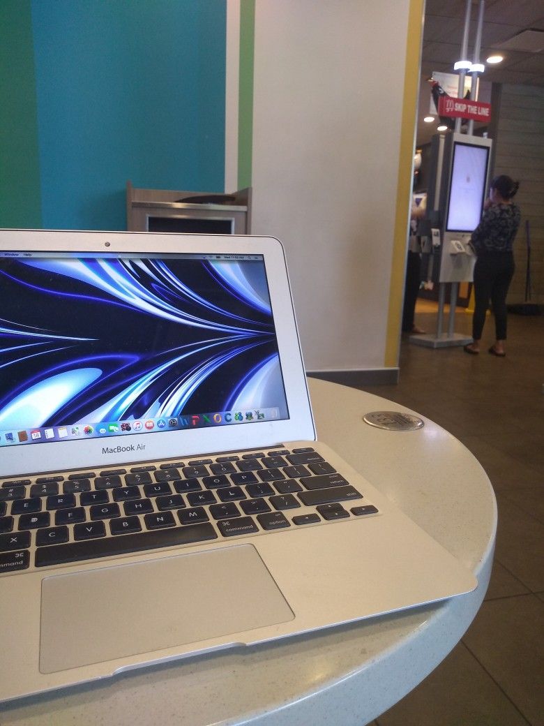 Apple MacBook Air 11" Intel Charger Included
