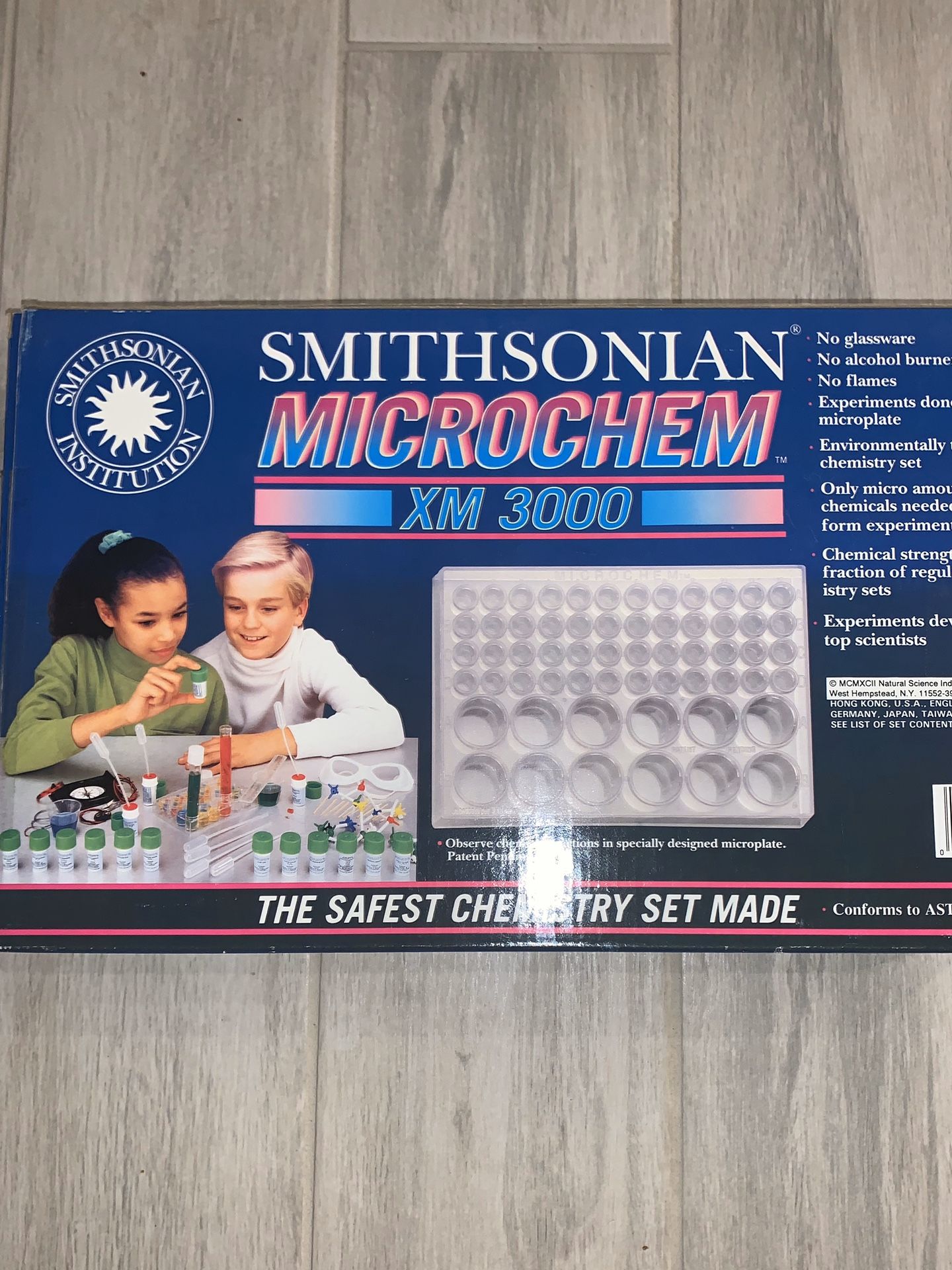SMITHSONIAN MICROCHEM XM 3000 CHEMISTRY SET