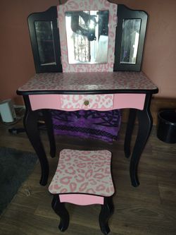 Vanity Table Set with Tri-Fold Mirror and Stool