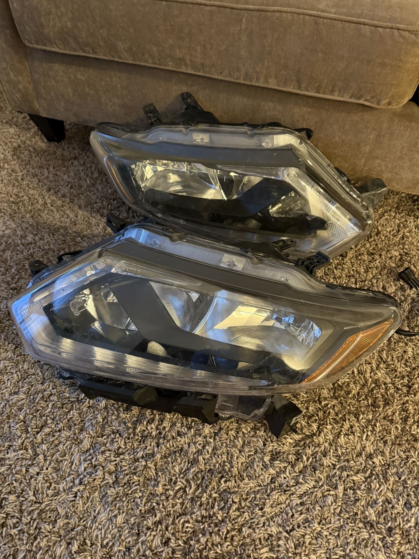 Nissan Rogue 2016 front right headlight! Left one is a gift, lower light does not shine in left headlight