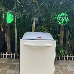 KitchenAid Dishwasher With Stainless Steel Tub  - Perfect Condition  - All White With Sanitize Cycle - Can Be Delivered 