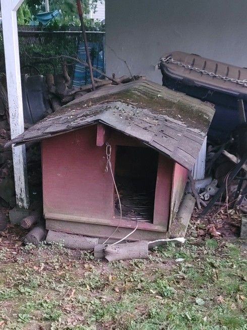 DURABLE DOG HOUSE-MAKE YOUR BEST OFFER