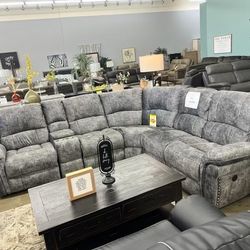 New. Gray Power Sectional. 🛋️ 