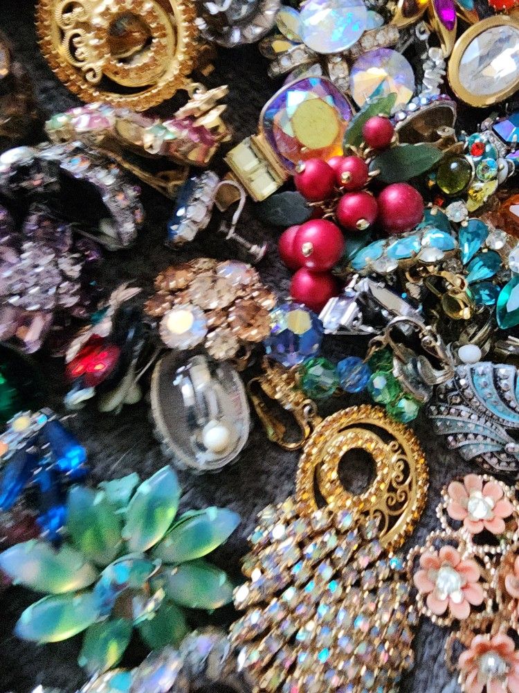 Read Discretion.  Vintage Clip On Earrings