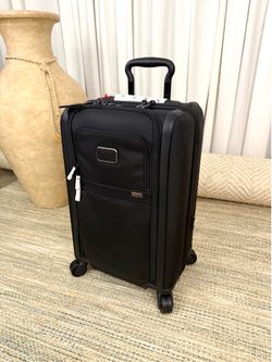 TUMI Alpha 3 International Expandable 4 Wheeled Carry-On Black