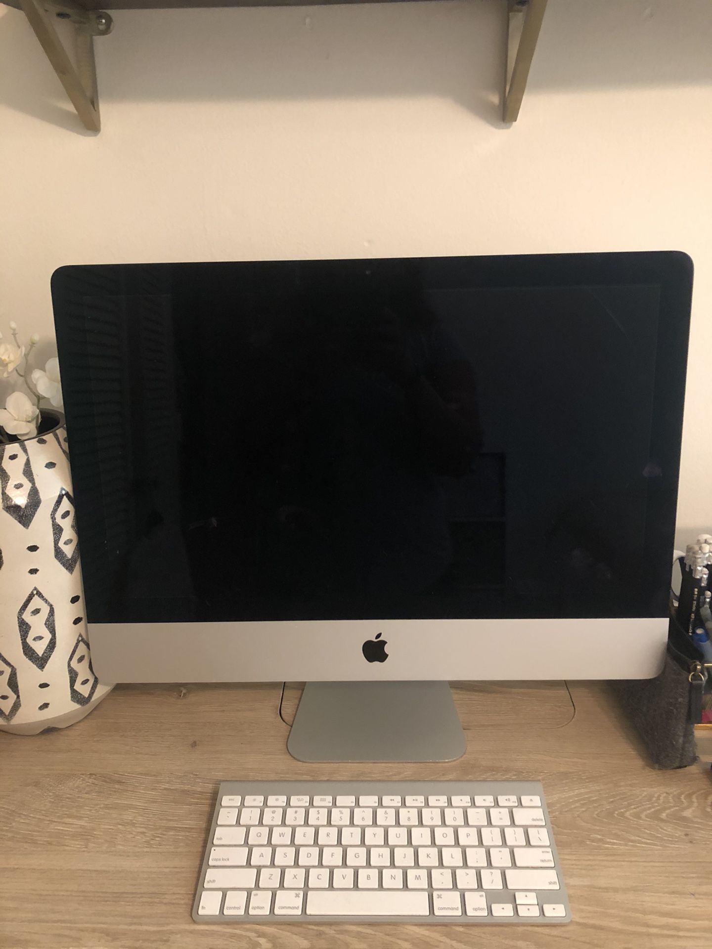 Slim 2014 21.5” iMac computer / great condition / keyboard and mouse included