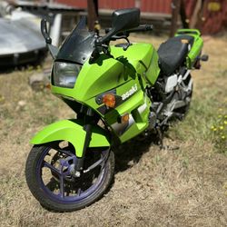 Kawasaki 250 Ninja style street bike motorcycle for parts
