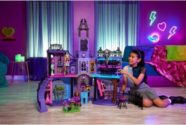 Monster High Casa de Muñecas de Escuela Secundaria Embrujada con Más de 35 Piezas de Muebles y Accesorios