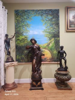 Bronze statue of lady
