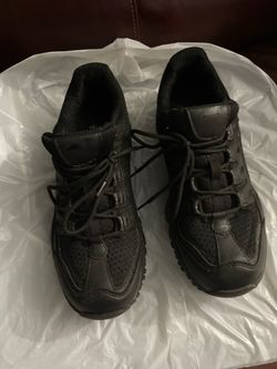 Avía Black Lace-Up Athletic Sneakers