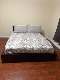 Queen-size bed 60 × 80 inches 5 ft wide × 6 ft 8 in long