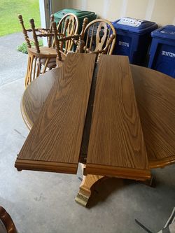 Oak dining table with 2 leaves and four chairs