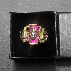 Classic 14 carat ring weighs exactly 16 g this ring is worth more than $1800 asking for 800 firm price cash only measurement 101/2” year 1995