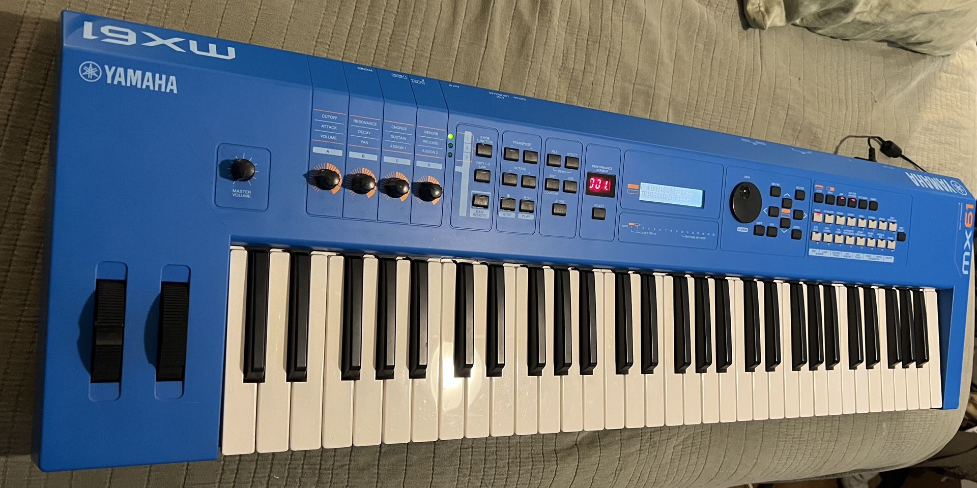 Yamaha 61 Key Electric Synthesizer - Blue (MX61