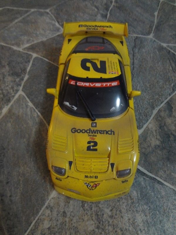 1:18 Scale Action C5 R Corvette 2001 #2 Raced