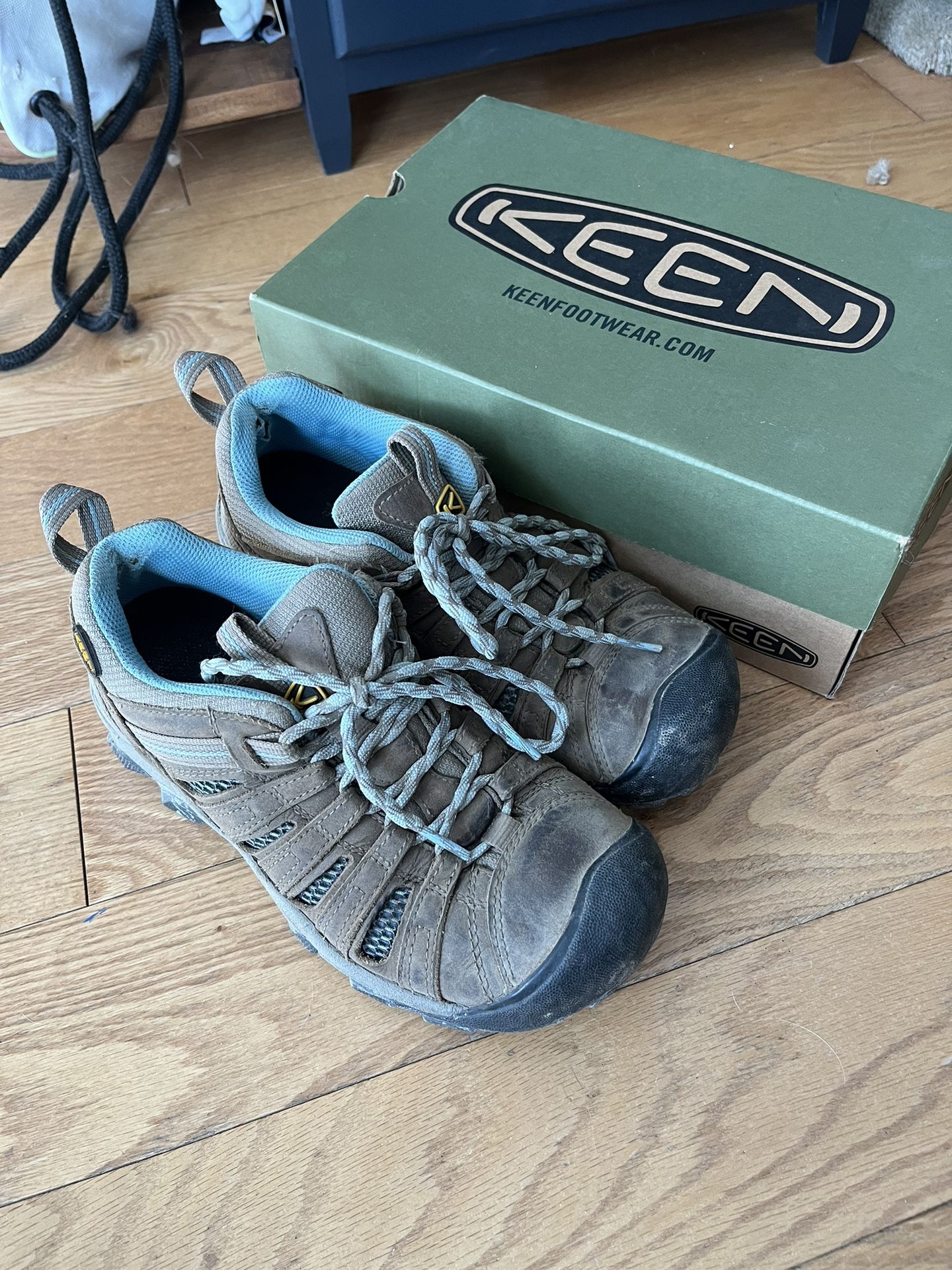 Women’s Keen Hiking Shoes Size 7.5