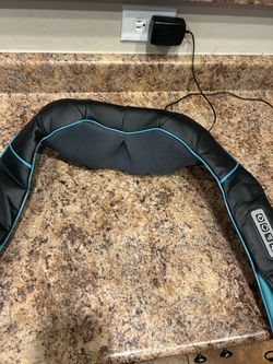 Neck/shoulder massager with heat