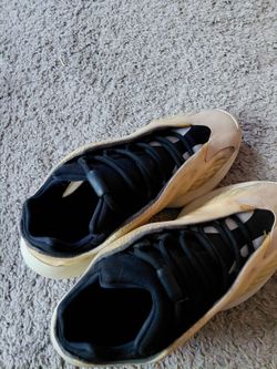 Adidas Yeezy 700 V3 Sneakers