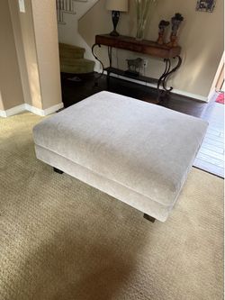 ***** LIKE NEW! LIVING SPACES LARGE CHENILLE OTTOMAN*****