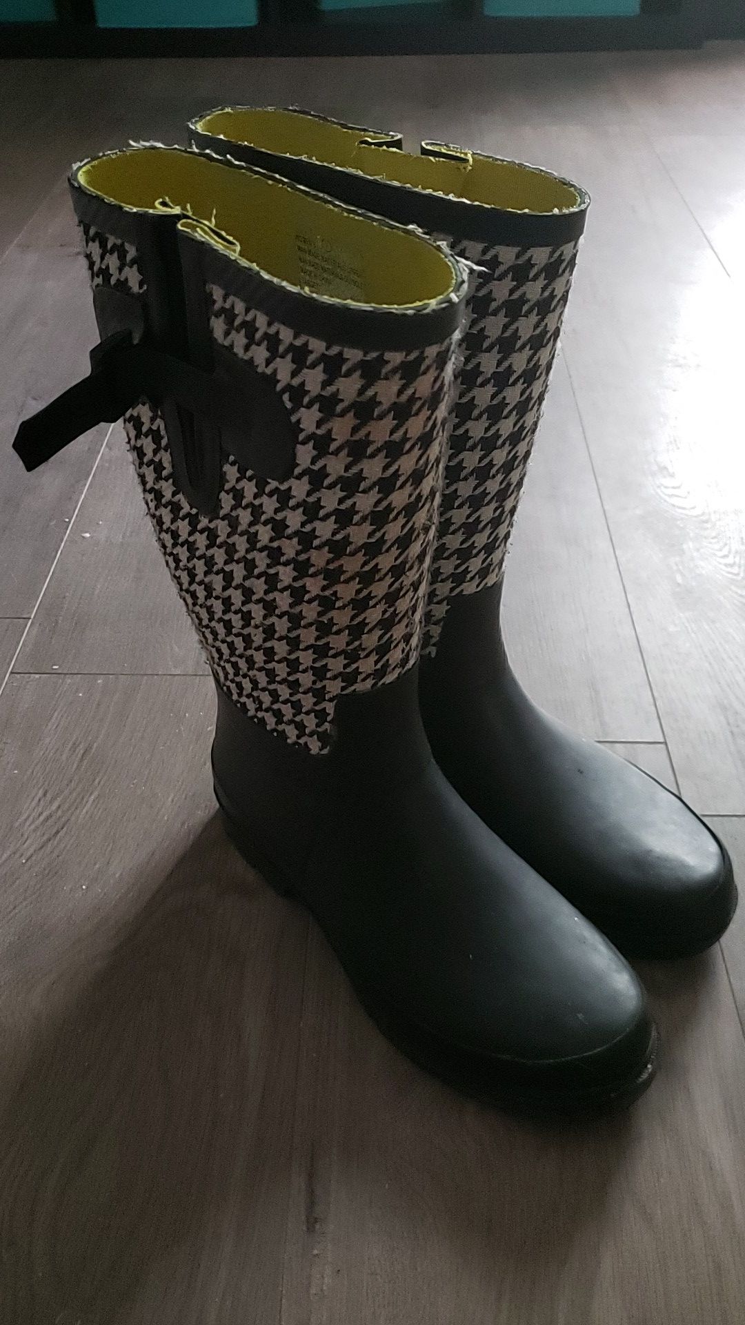 Rain boots black and white size 7