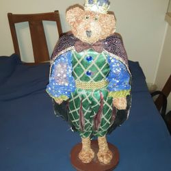  BEAR STATUE WITH CROWN AND CAPE