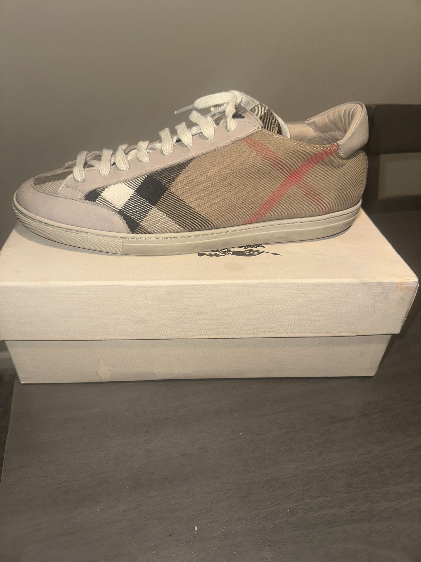 Women Burberry Shoes 