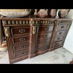 Dresser Antic