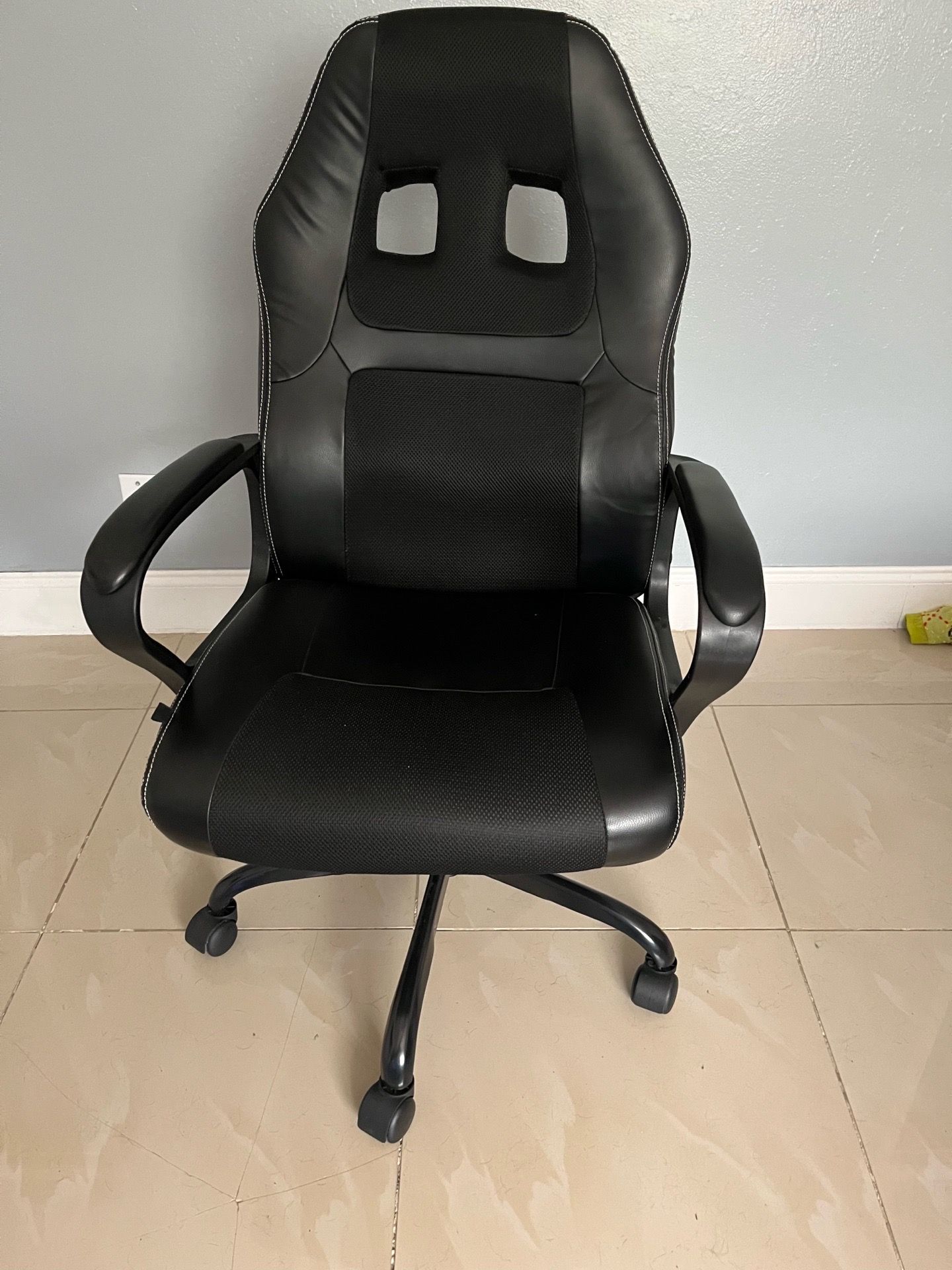 gaming chair with the table in excellent condition $150