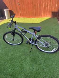 Roadmaster Granite Peak 24-inch, 18-speed, Mountain Bike, with a front suspension fork. Local pickup