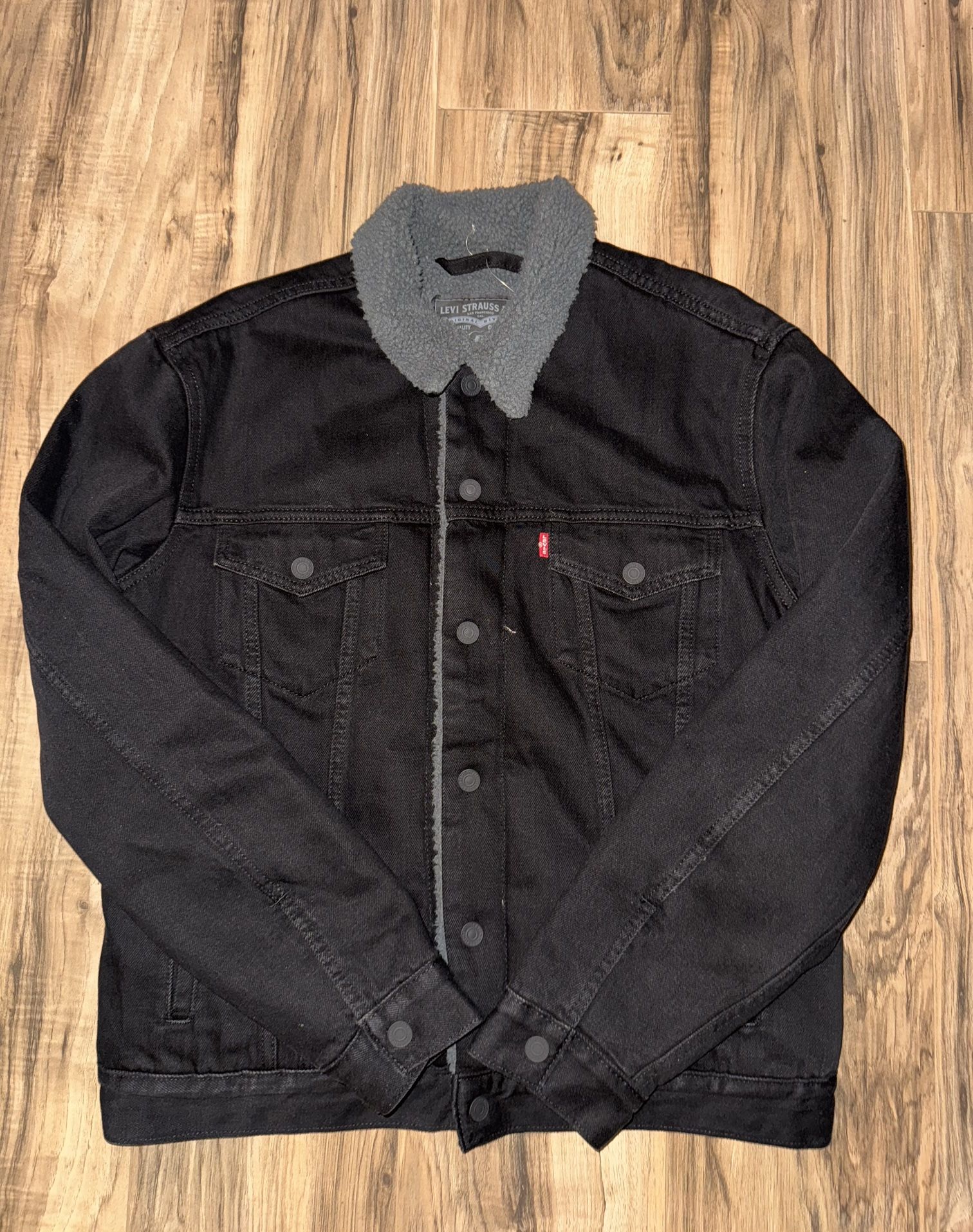 New men’s size medium Levi’s Sherpa jacket 