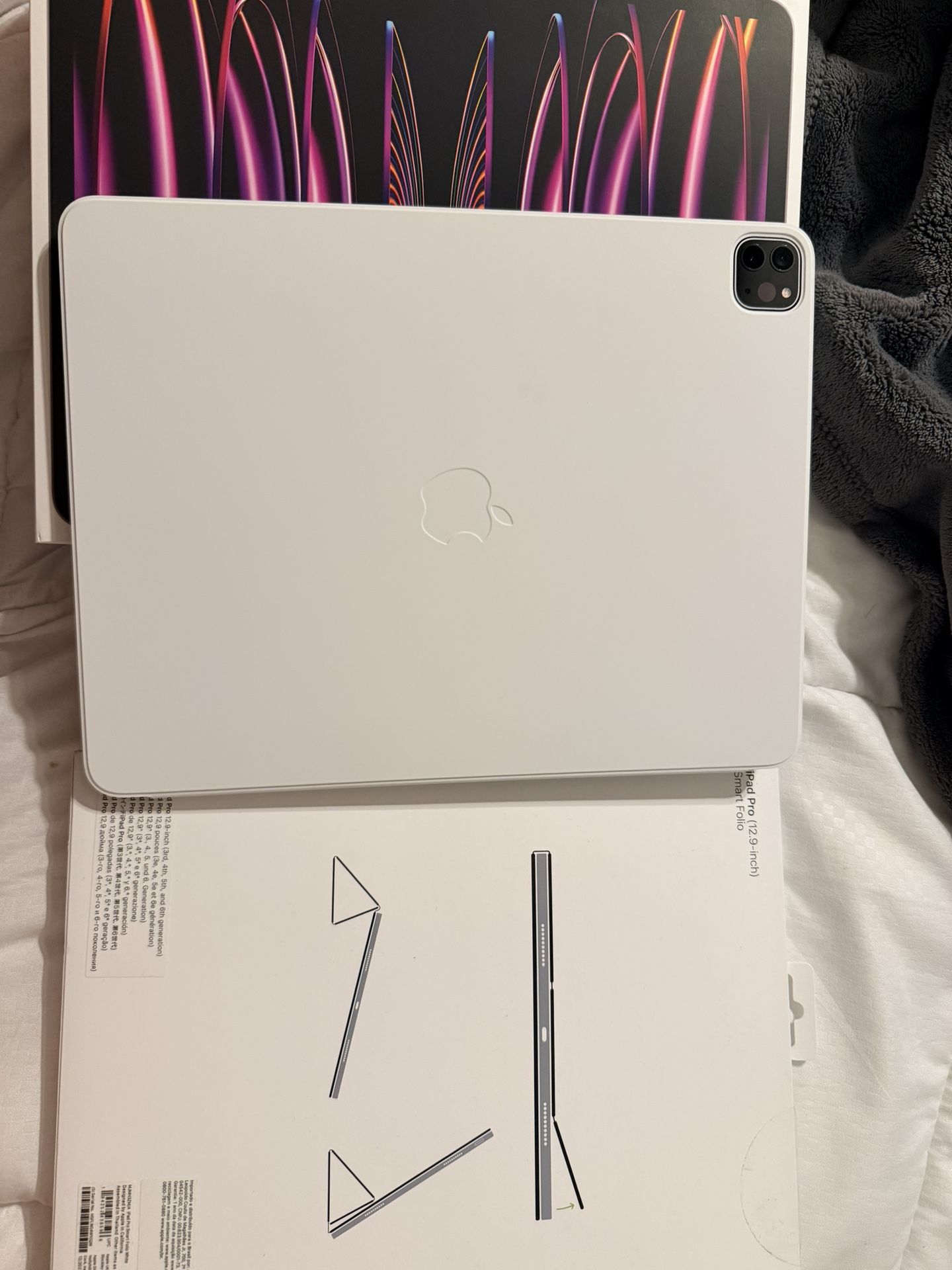 Apple iPad Pro 12.9" Wi-Fi - 6th Generation M2 256g Full box + Case Smart Folio like new