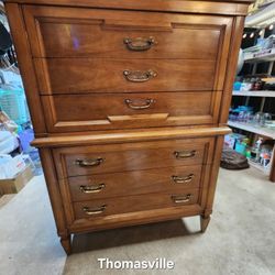 Vintage Thomasville Highboy Dresser 
6 solid wood drawers 