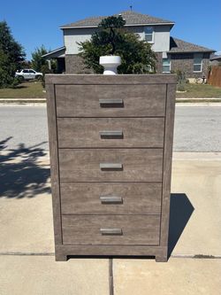 Beautiful Gray 5-Drawer Chest Dresser