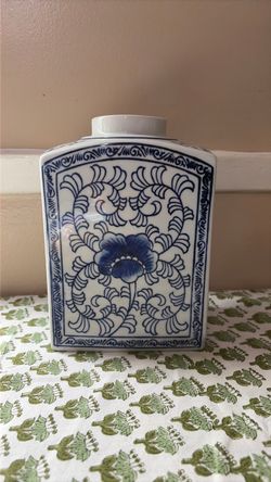 Blue and White Porcelain Tea Caddy Jar/Vase