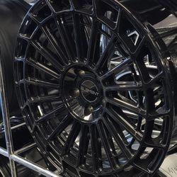  22s / 5x112 / Clean 

. 5x112 lug pattern. 22 inch
Price shown is just a filler. Let's talk about the real price.

 22" Alloys, 5x112, Phoenix 