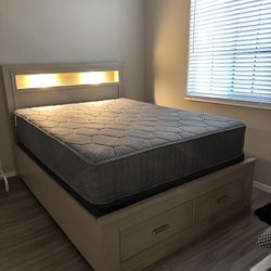 LUXURY WOODEN BED QUEEN SIZE