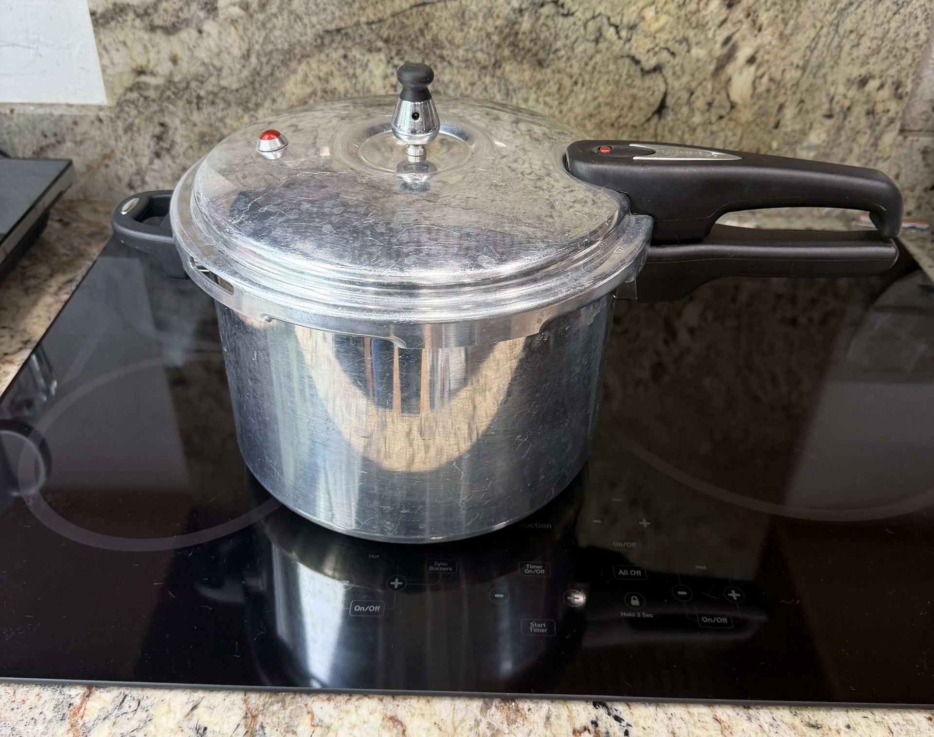 Mirro 8 Quart Pressure Cooker Model #92180. Used Very Good Condition