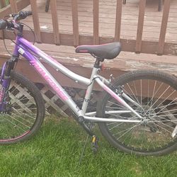 Mongoose scepter 24 speed bike. Front and back brakes and a kickstand is included all in Excellent condition. 
(53-507) 24 X 1.95