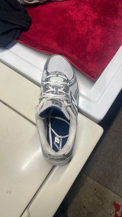 The size is 9.5    White in blue and gray