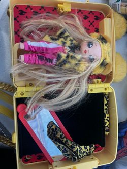 Na na na doll and case