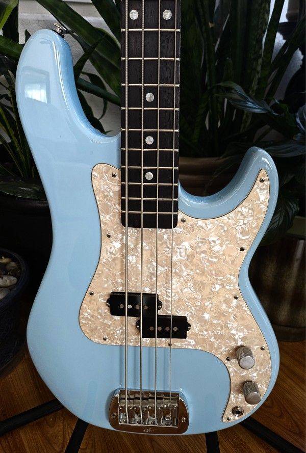 G&L LB100 HIMALAYAN BLUE P bass /G&L GIGBAG