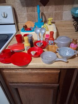Cute pretend play kitchen toy sink an dishes in good condition clean