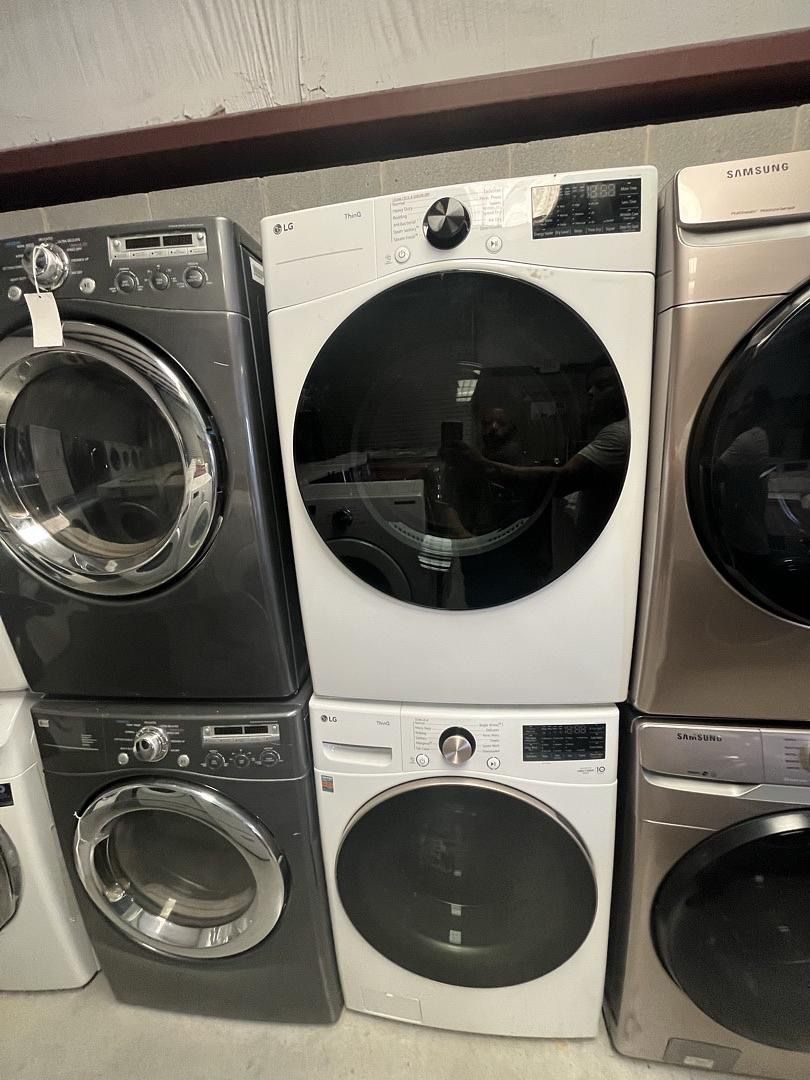 New LG Washer and Dryer Set (GAS)
