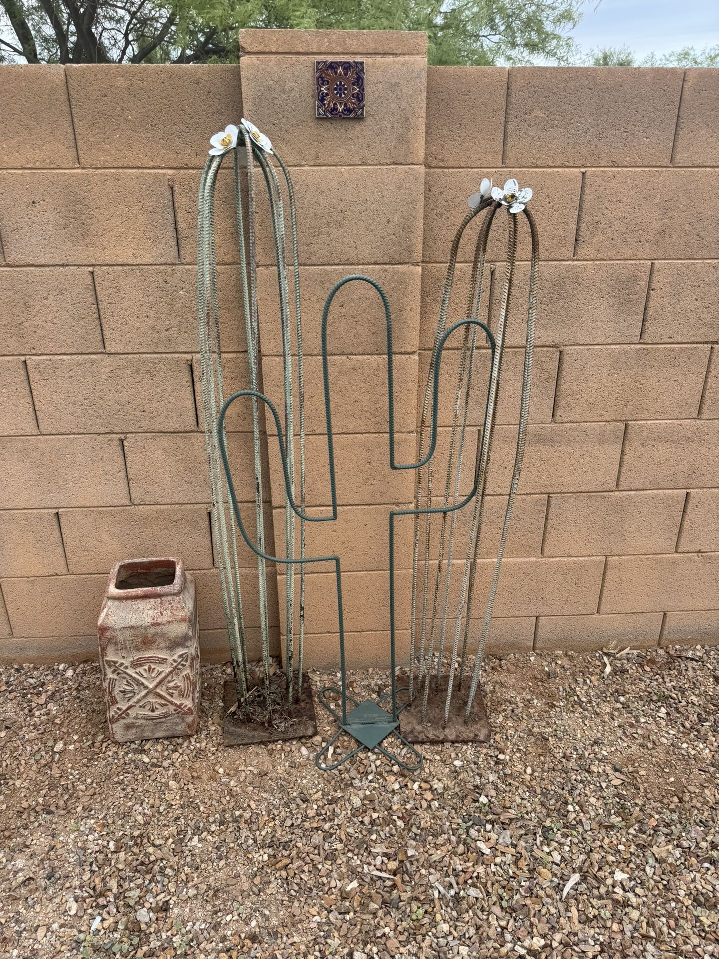 Outdoor Metal Decorative Saguaros And Flower Pot